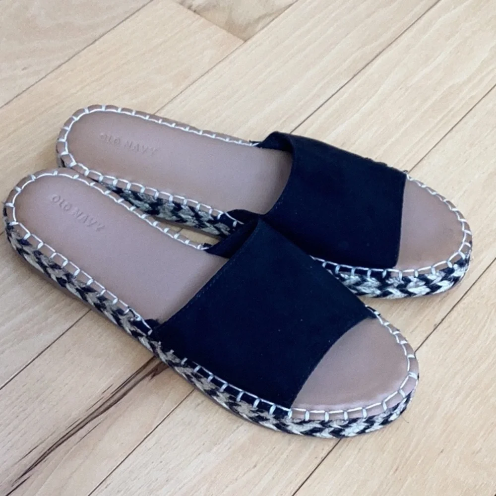 Old Navy woven rope and faux suede slide on sandals. Women’s size 10